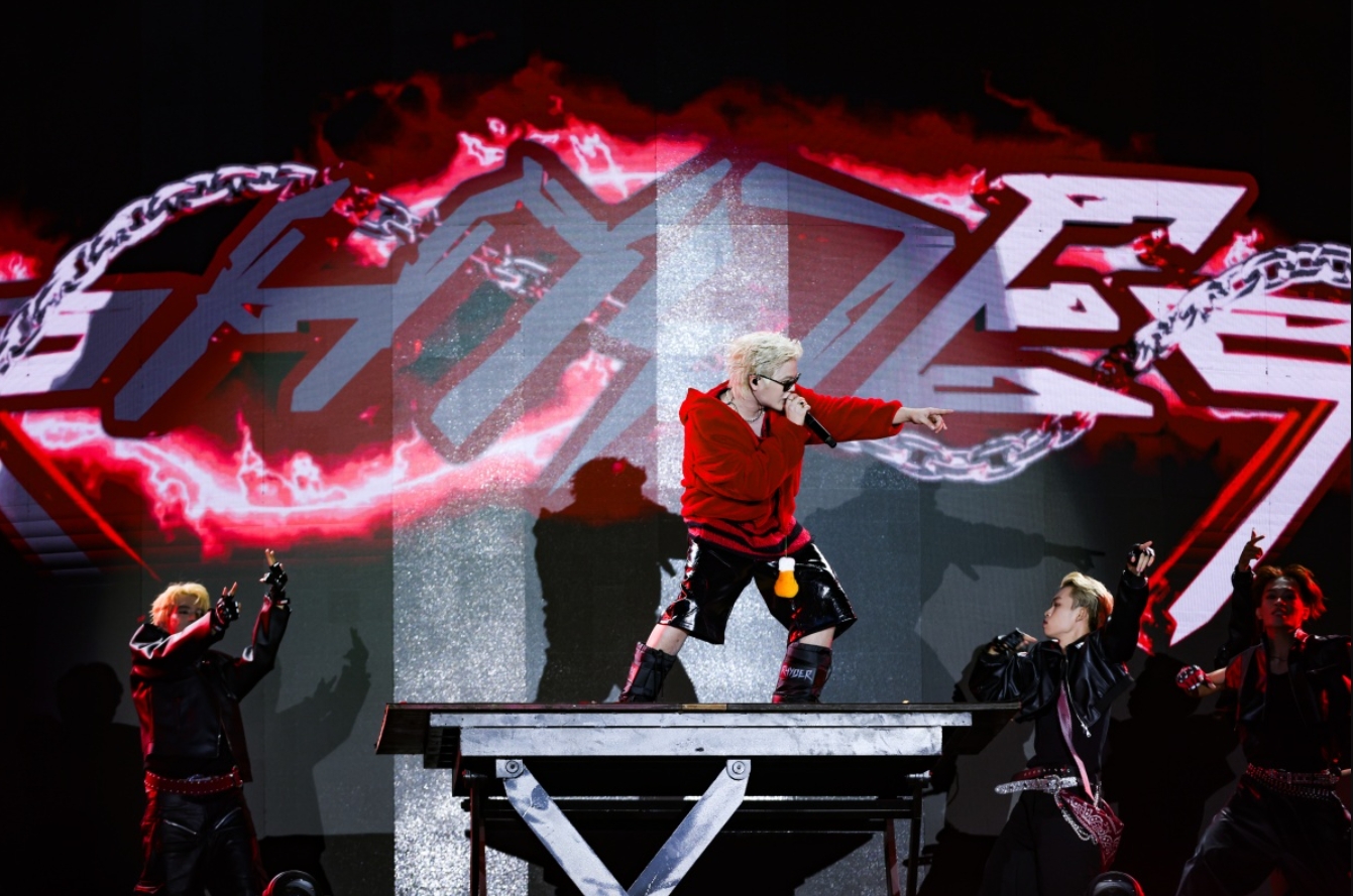 Phong cách trình diễn hết mình và có phần “nổi loạn” trên sân khấu của Ryder