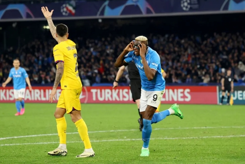 Victor Osimhen là trung phong giàu sức mạnh, tốc độ và luôn nguy hiểm trước khung thành. 