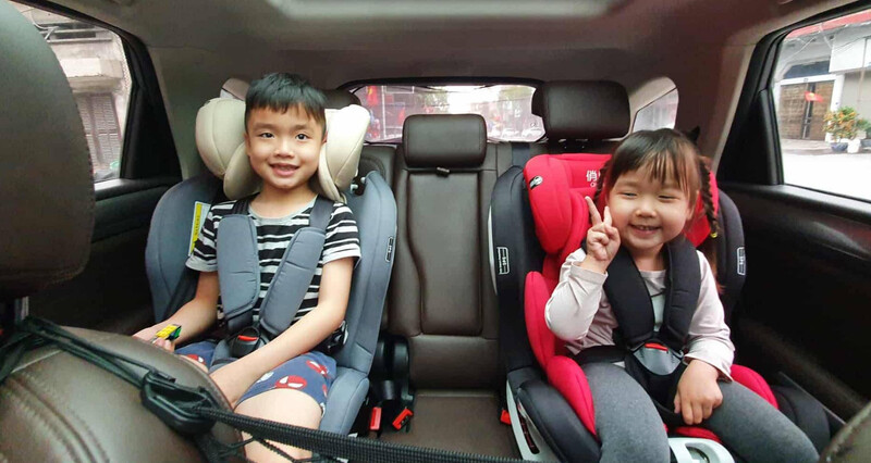 Trẻ nhỏ nên ngồi đúng vị trí và sử dụng thiết bị an toàn phù hợp khi di chuyển bằng ô tô. 