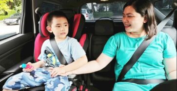 Trẻ chỉ nên ngồi ghế trước khi đủ tuổi, đủ chiều cao và có thể sử dụng dây an toàn đúng cách. 