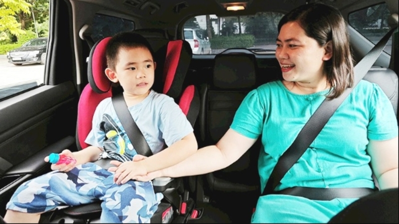 Trẻ chỉ nên ngồi ghế trước khi đủ tuổi, đủ chiều cao và có thể sử dụng dây an toàn đúng cách. 