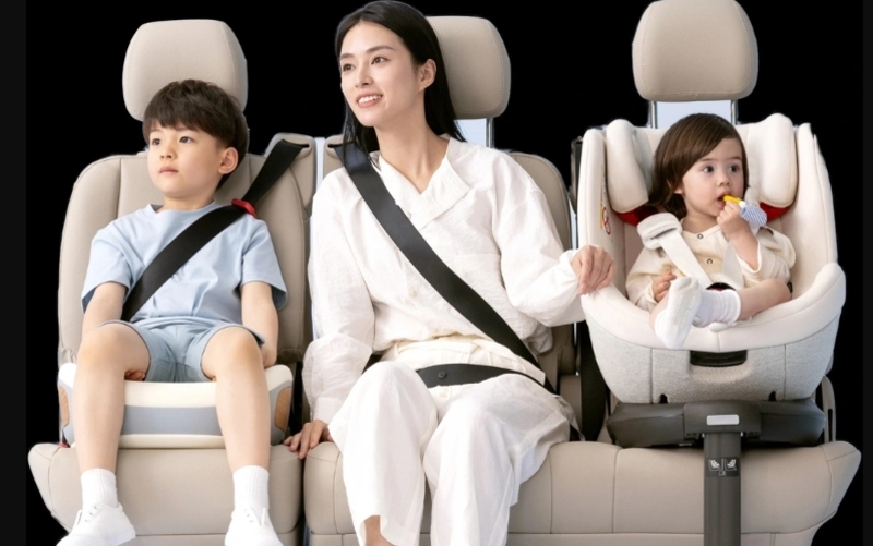 Quy định mới nhấn mạnh việc sử dụng thiết bị an toàn phù hợp cho trẻ em khi đi ô tô. 