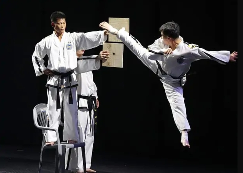 Học Taekwondo có thể cải thiện thể lực, giảm căng thẳng, tăng tự tin và học tự vệ. 