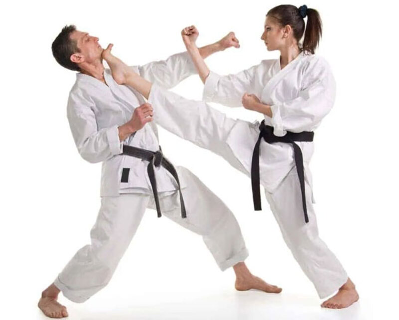 Người mới học Taekwondo dễ mắc lỗi như đá cao quá sớm, bỏ qua khởi động hoặc quá chú trọng màu đai. 