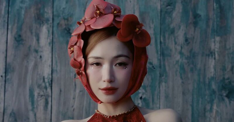 Hòa Minzy sinh năm 1995, tên thật Nguyễn Thị Hòa, là nữ ca sĩ nổi bật của showbiz Việt. 