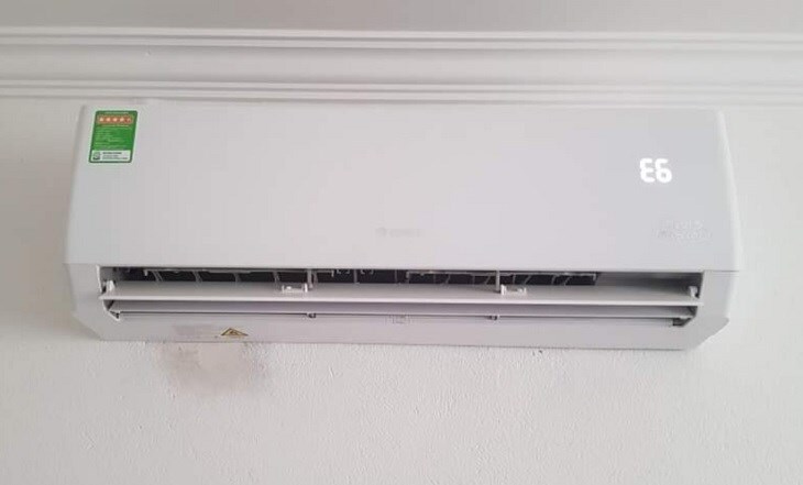 Quan sát hơi gió, cục nóng, tiếng kêu và mã lỗi giúp xác định nguyên nhân điều hòa không mát. 
