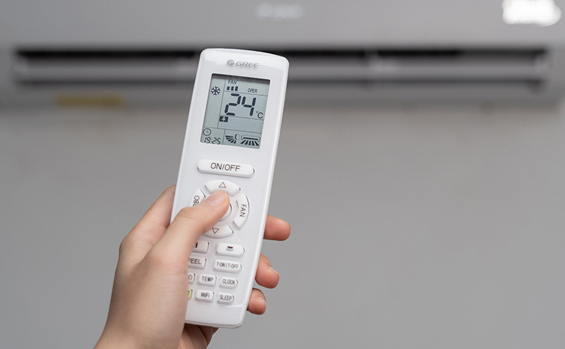 Chọn đúng chế độ Cool trên remote là bước kiểm tra đầu tiên khi điều hòa không làm lạnh. 