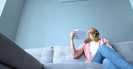 Nguồn điện yếu có thể khiến máy nén và cục nóng hoạt động kém, làm điều hòa không mát. 