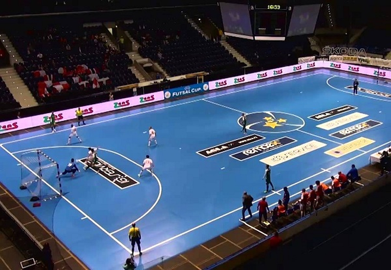 Sân futsal nhỏ hơn sân bóng đá 11 người, tạo nên tốc độ thi đấu nhanh và áp lực liên tục. 