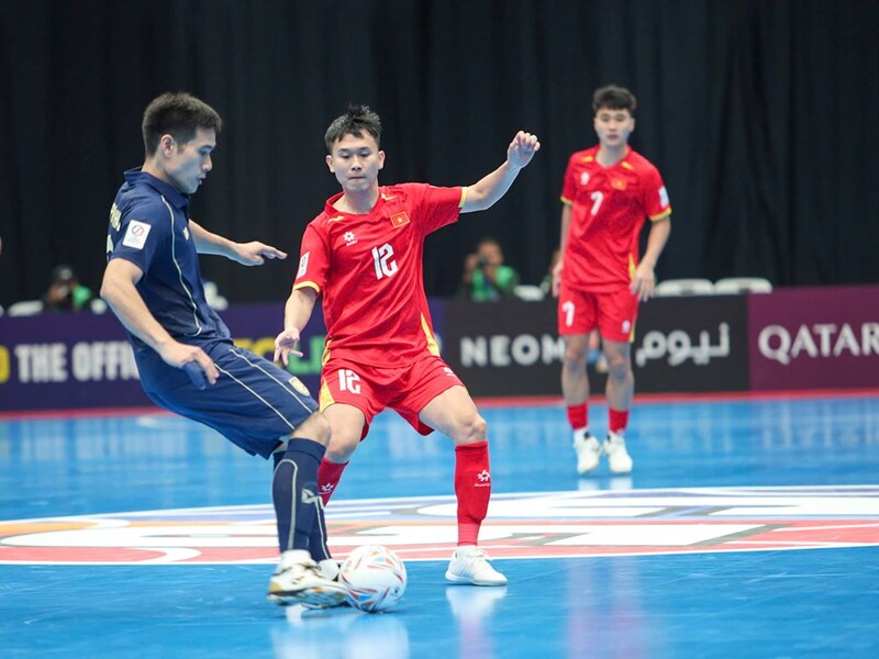 Khống chế bóng bằng gầm giày là kỹ thuật quan trọng giúp cầu thủ futsal xử lý tốt trong không gian hẹp. 