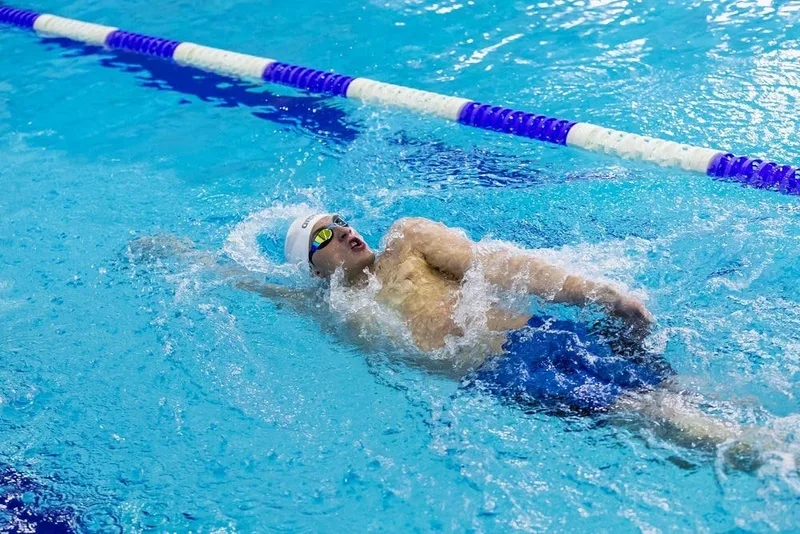 Bơi ngửa là bài tập cardio nhẹ nhàng giúp thư giãn đốt sống lưng và cổ vai gáy.