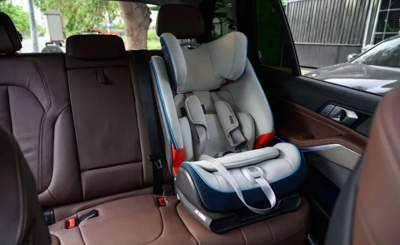 Sử dụng đệm nâng (Booster seat) giúp định vị đúng dây an toàn ba điểm của ô tô cho trẻ lớn.