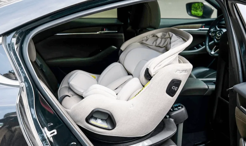 Hệ thống móc khóa ISOFIX đạt chuẩn trên xe hơi giúp phụ huynh lắp đặt ghế trẻ em chính xác.